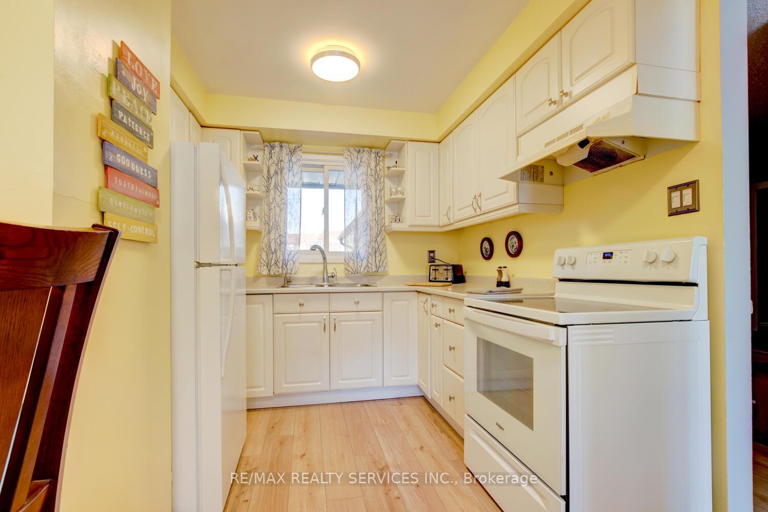 Photo 16 of 135 Royal Salisbury Way, Brampton, Madoc — HOMEH