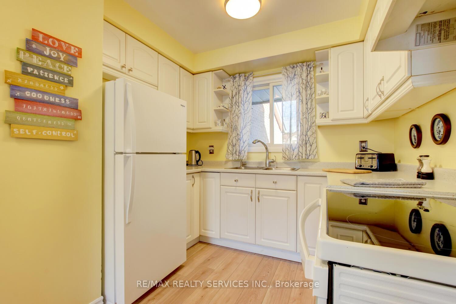 Photo 17 of 135 Royal Salisbury Way, Brampton, Madoc — HOMEH