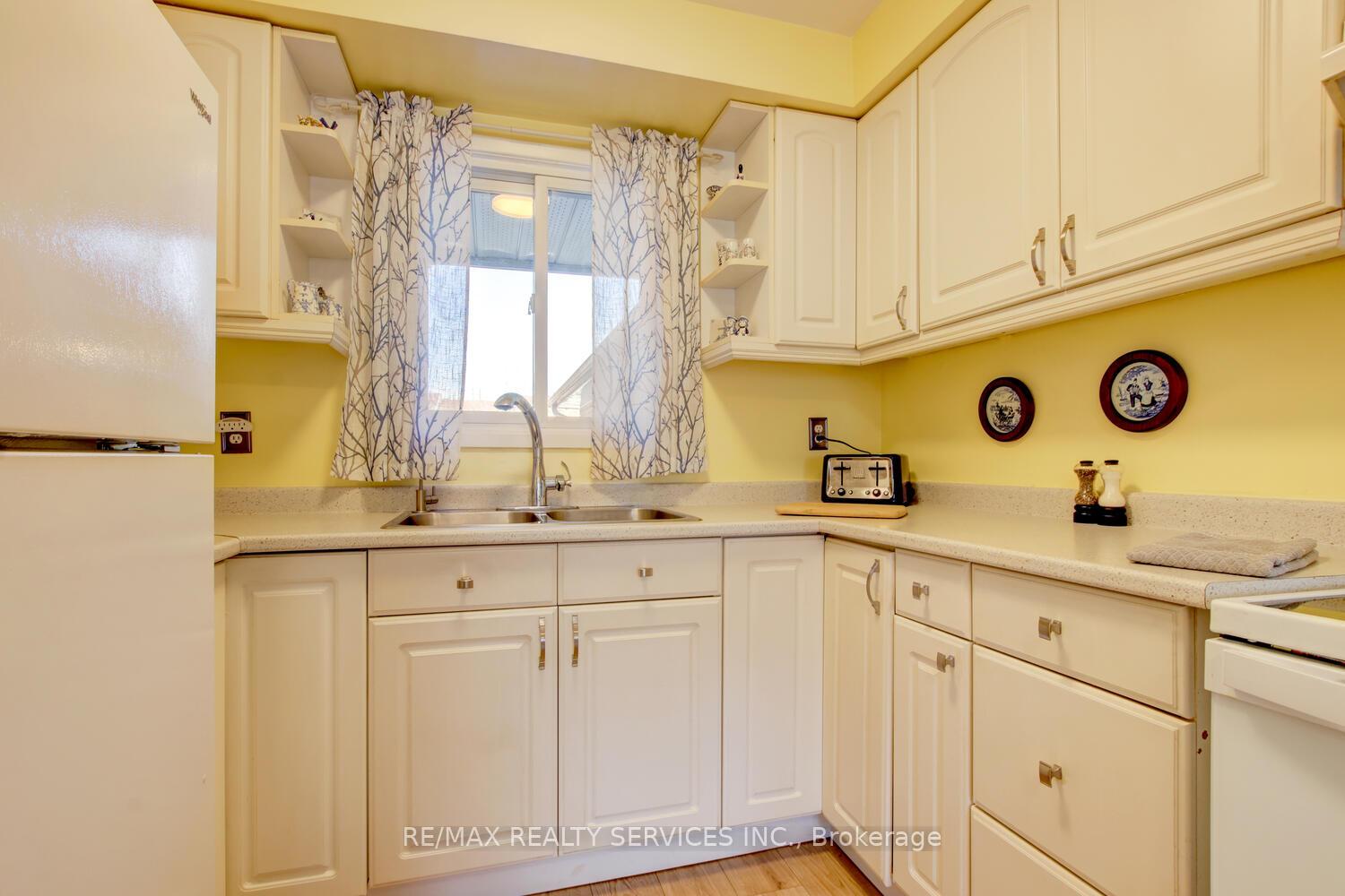 Photo 20 of 135 Royal Salisbury Way, Brampton, Madoc — HOMEH