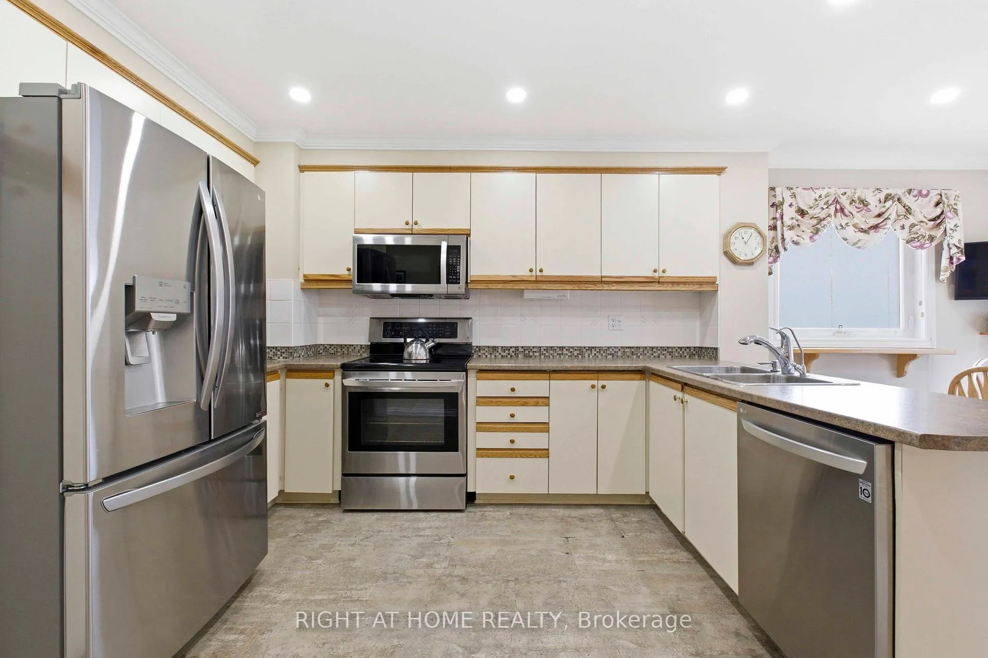 Photo 4 of 620 Aspen Road, Pickering, Amberlea — HOMEH