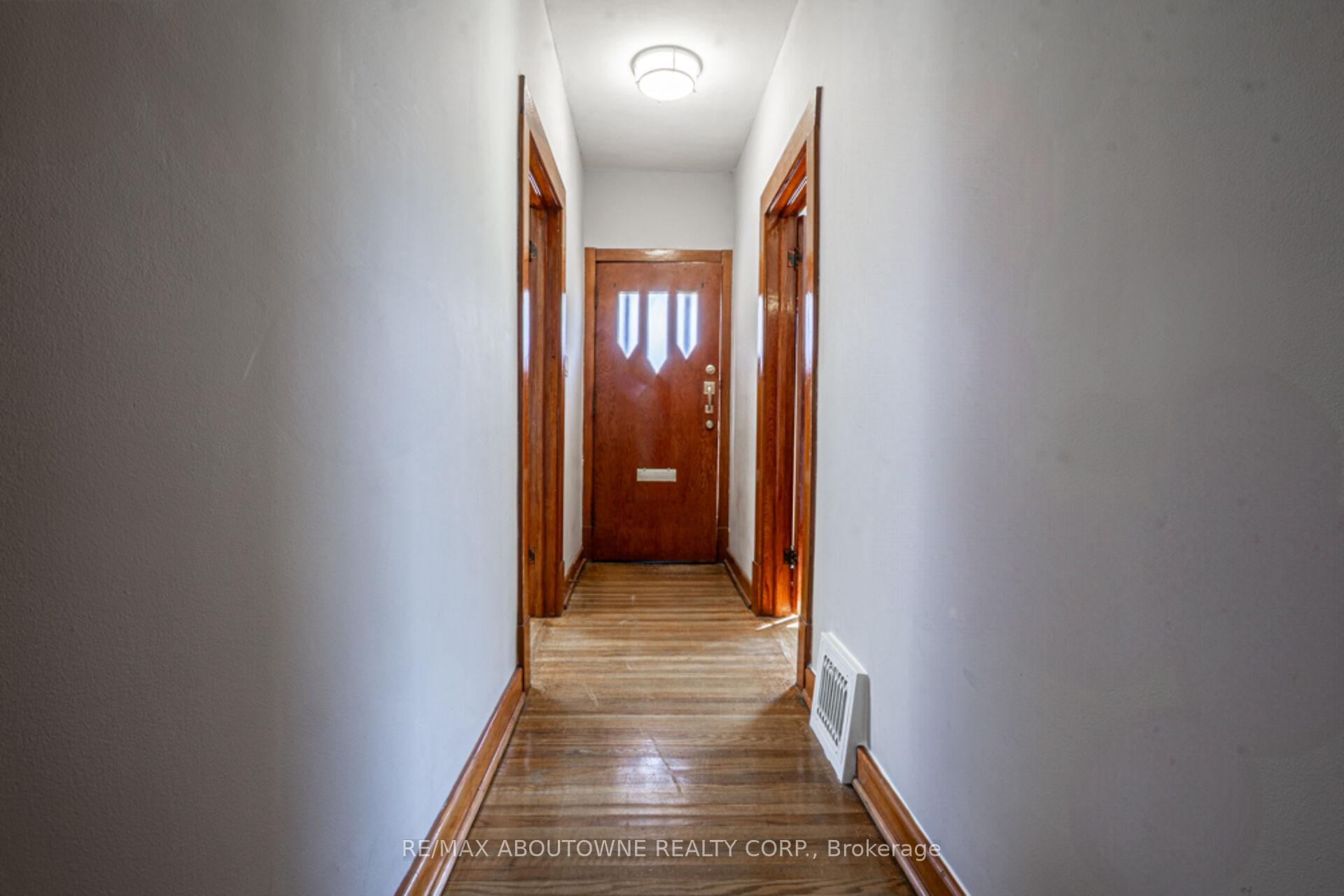 Photo 3 of 27 Fairview Avenue, Hamilton, Crown Point — HOMEH