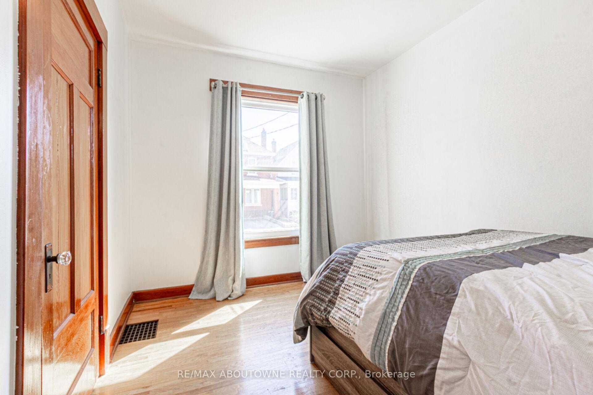 Photo 23 of 27 Fairview Avenue, Hamilton, Crown Point — HOMEH
