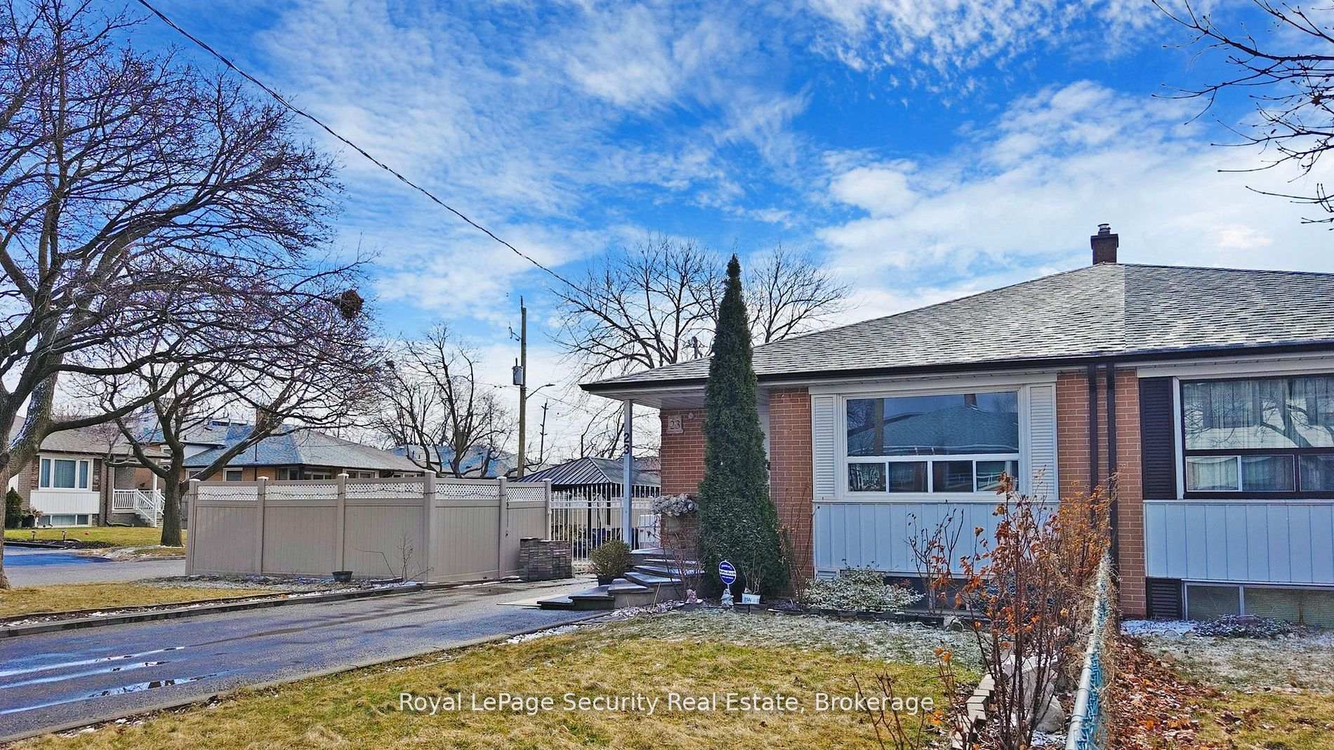 Photo 5 of 23 Garfield Crescent, Brampton, Brampton North — HOMEH