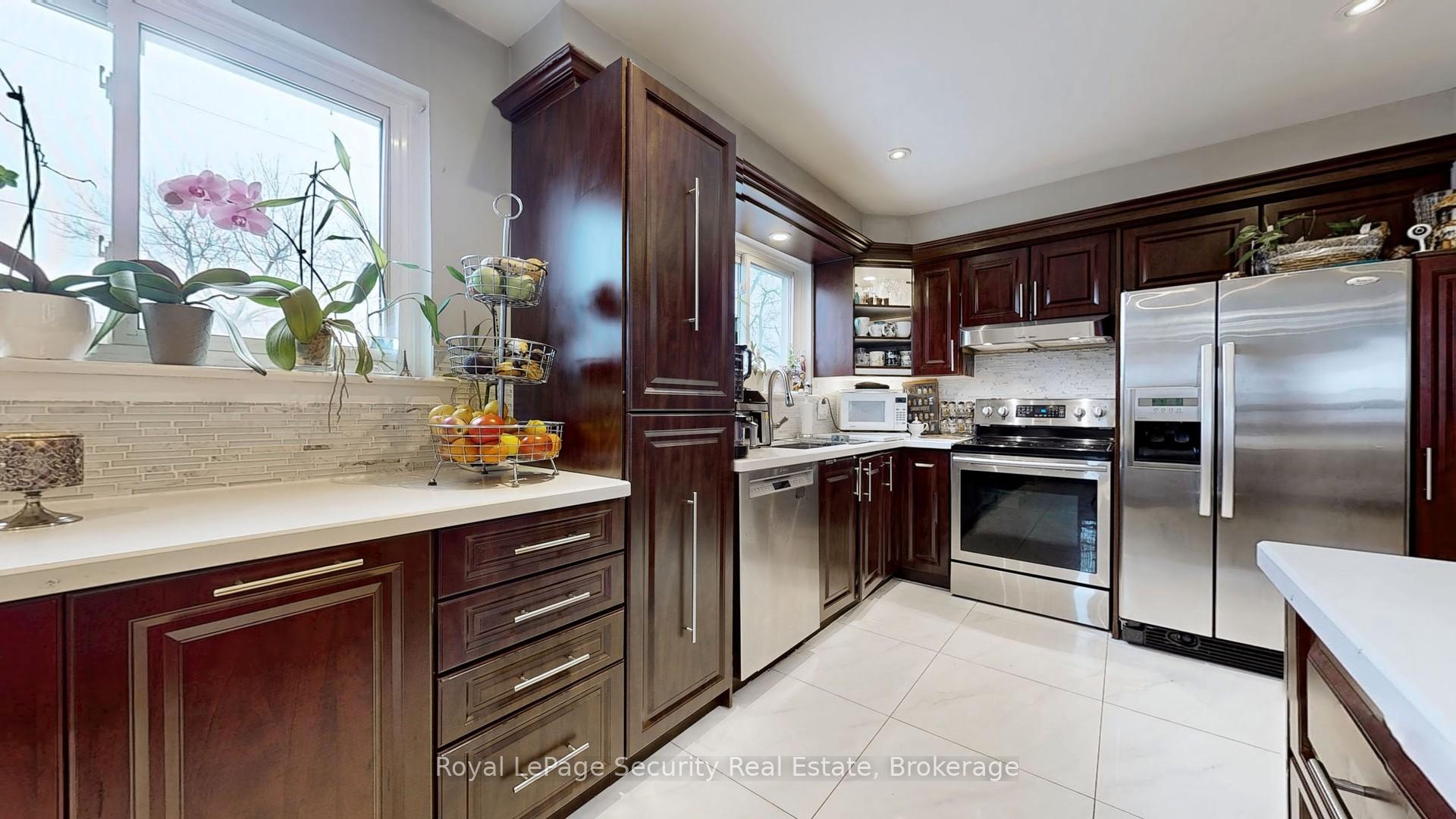 Photo 11 of 23 Garfield Crescent, Brampton, Brampton North — HOMEH