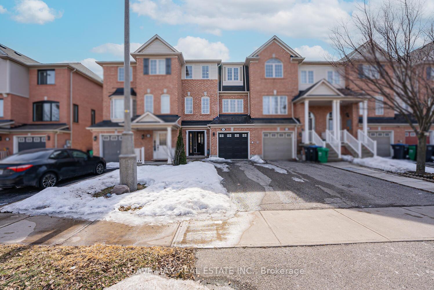 Photo 2 of 51 Decker Hollow Circle, Brampton, Credit Valley — HOMEH