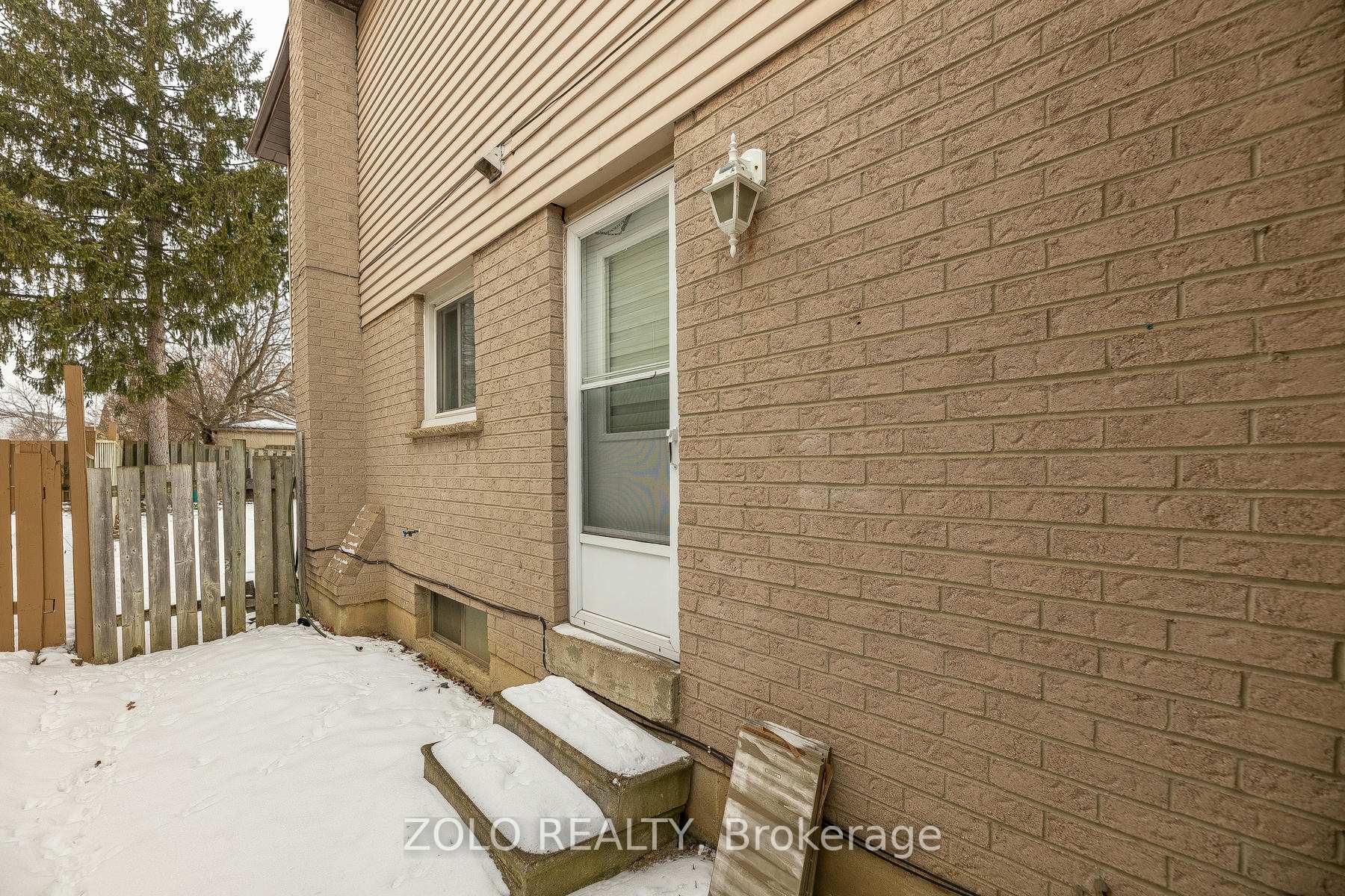 Photo 3 of 51 Newbridge Crescent, Brampton, Westgate — HOMEH