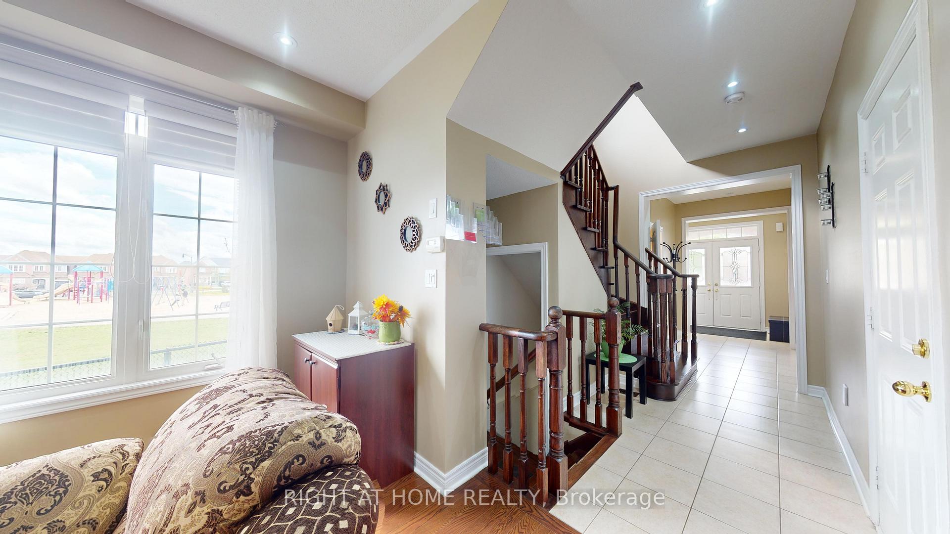 Photo 6 of 88 Lorenzo Circle, Brampton, Sandringham-Wellington — HOMEH