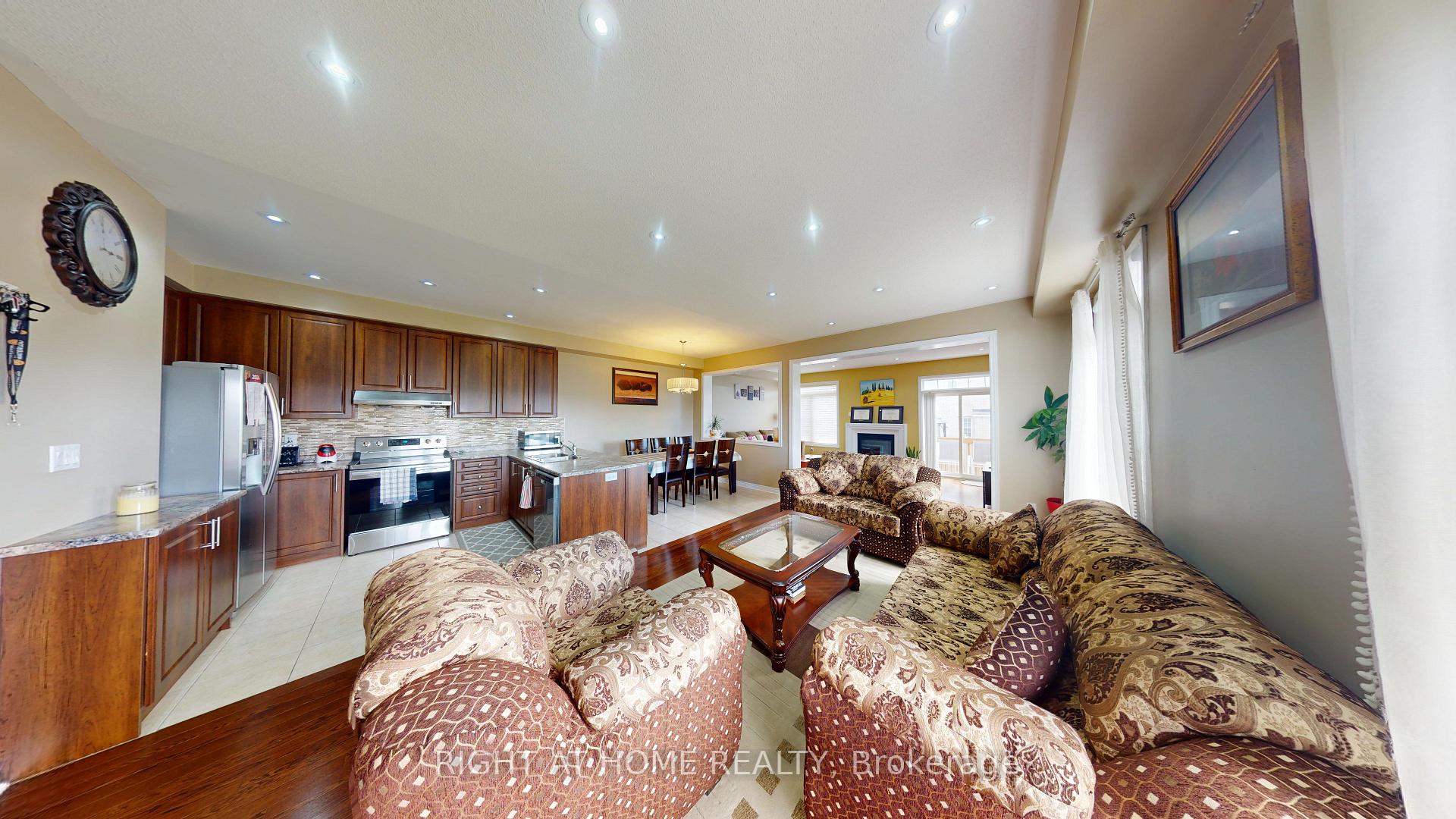 Photo 7 of 88 Lorenzo Circle, Brampton, Sandringham-Wellington — HOMEH