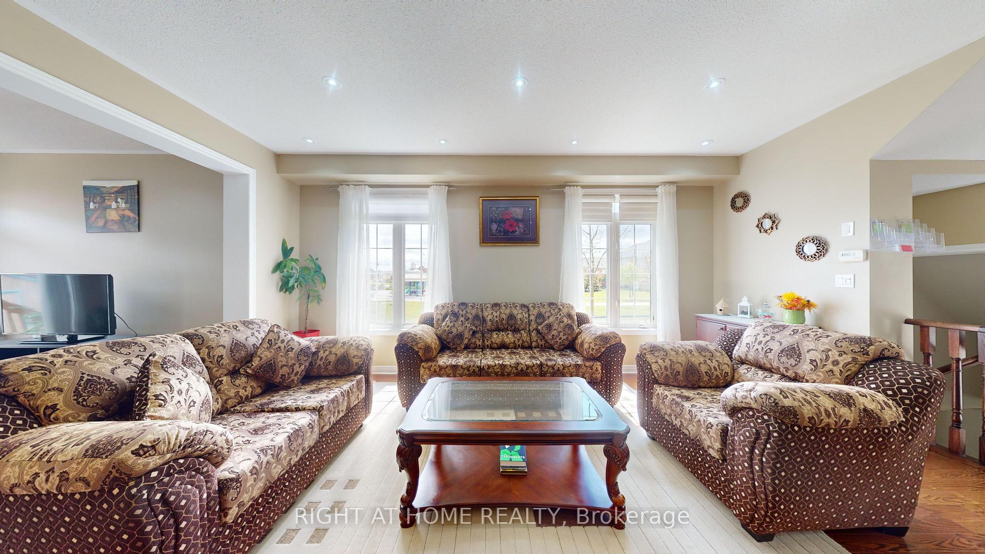 Photo 8 of 88 Lorenzo Circle, Brampton, Sandringham-Wellington — HOMEH