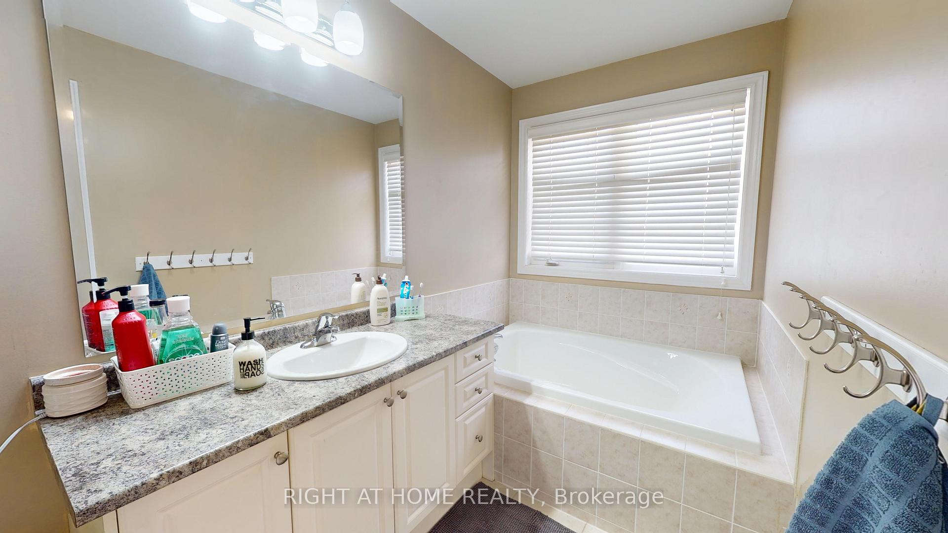 Photo 17 of 88 Lorenzo Circle, Brampton, Sandringham-Wellington — HOMEH