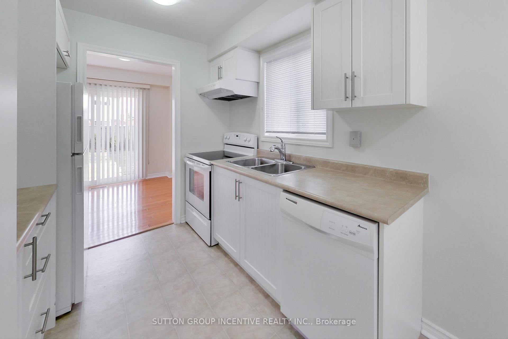 Photo 3 of 39 Cassander Crescent, Brampton, Heart Lake East — HOMEH