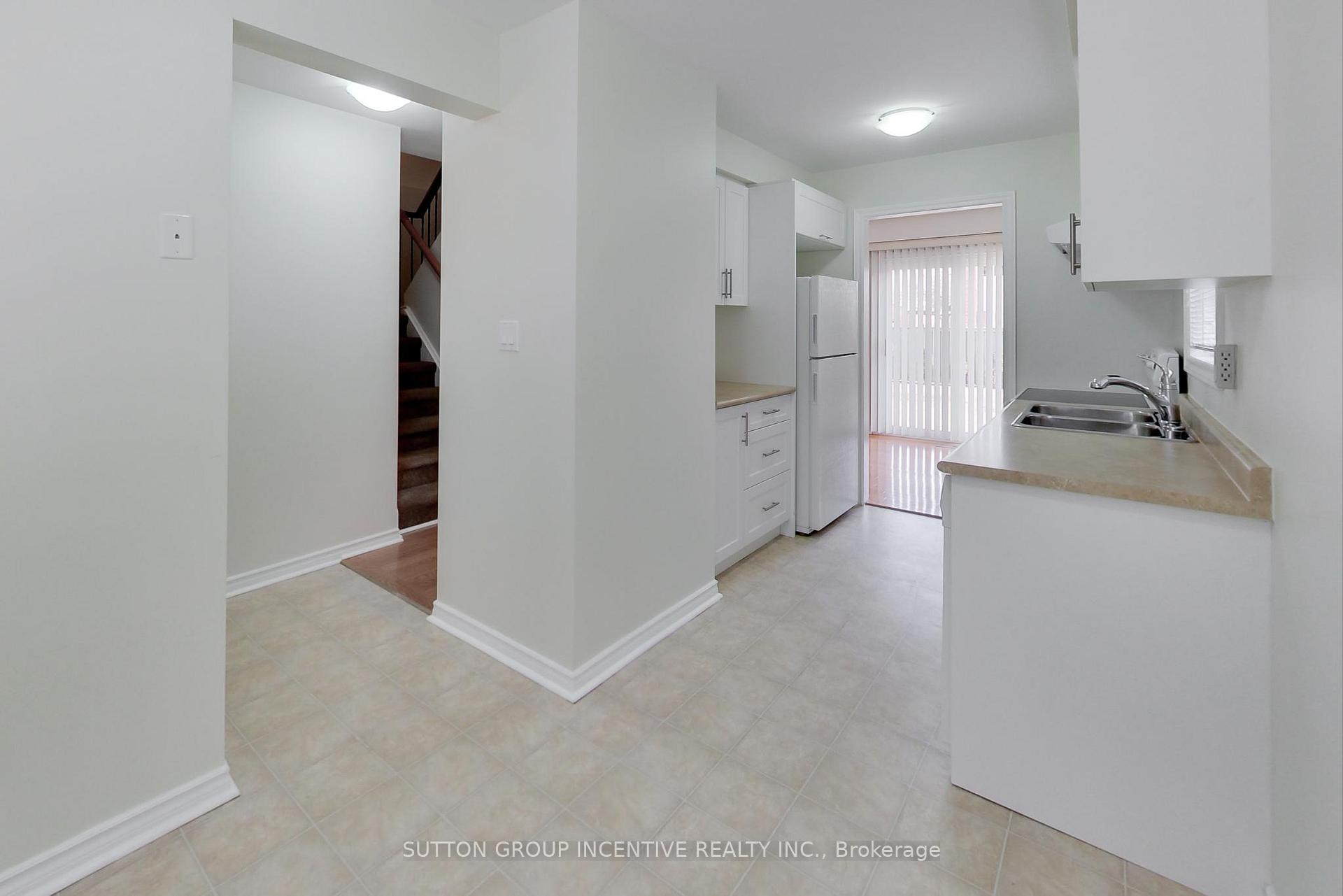 Photo 4 of 39 Cassander Crescent, Brampton, Heart Lake East — HOMEH