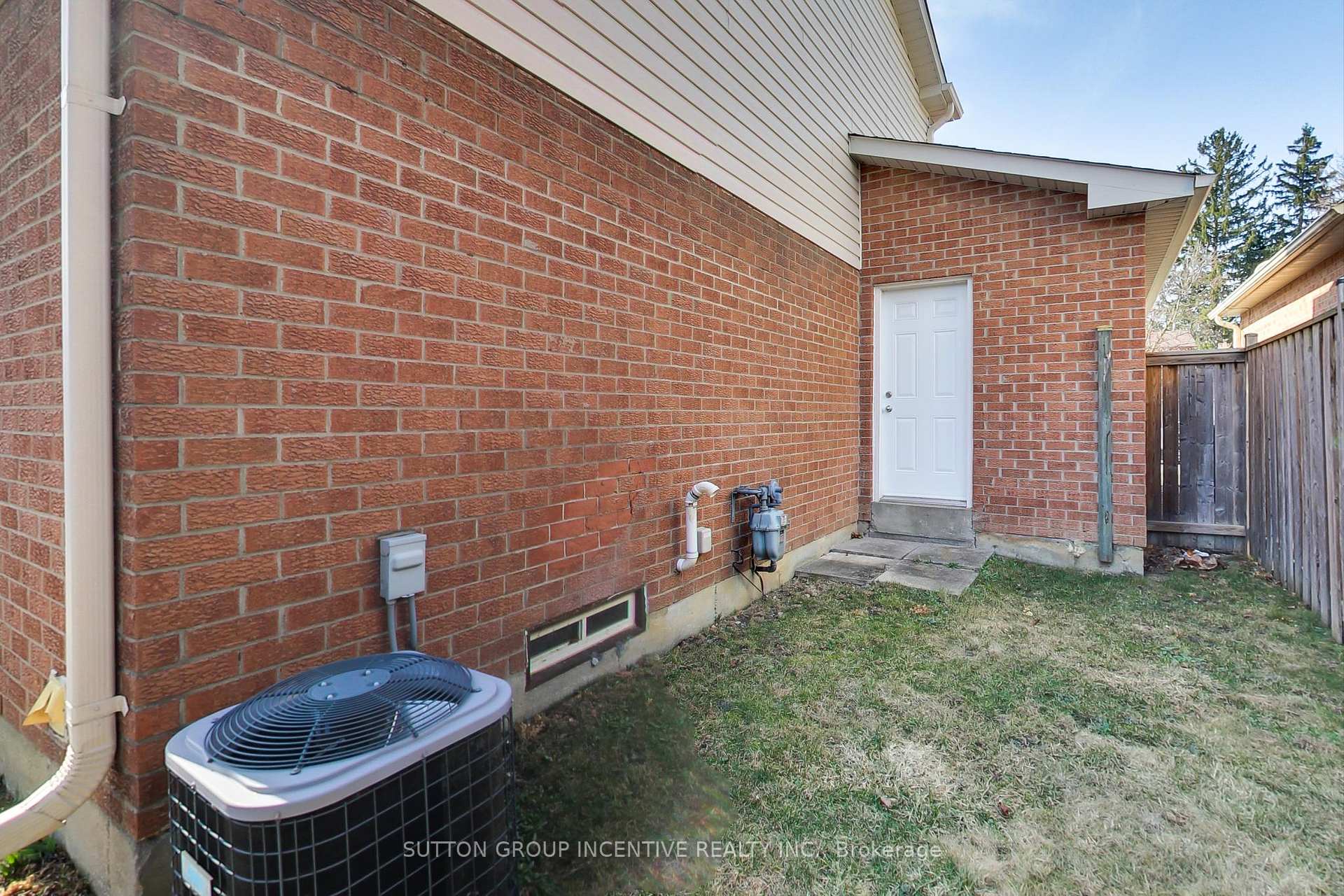Photo 23 of 39 Cassander Crescent, Brampton, Heart Lake East — HOMEH