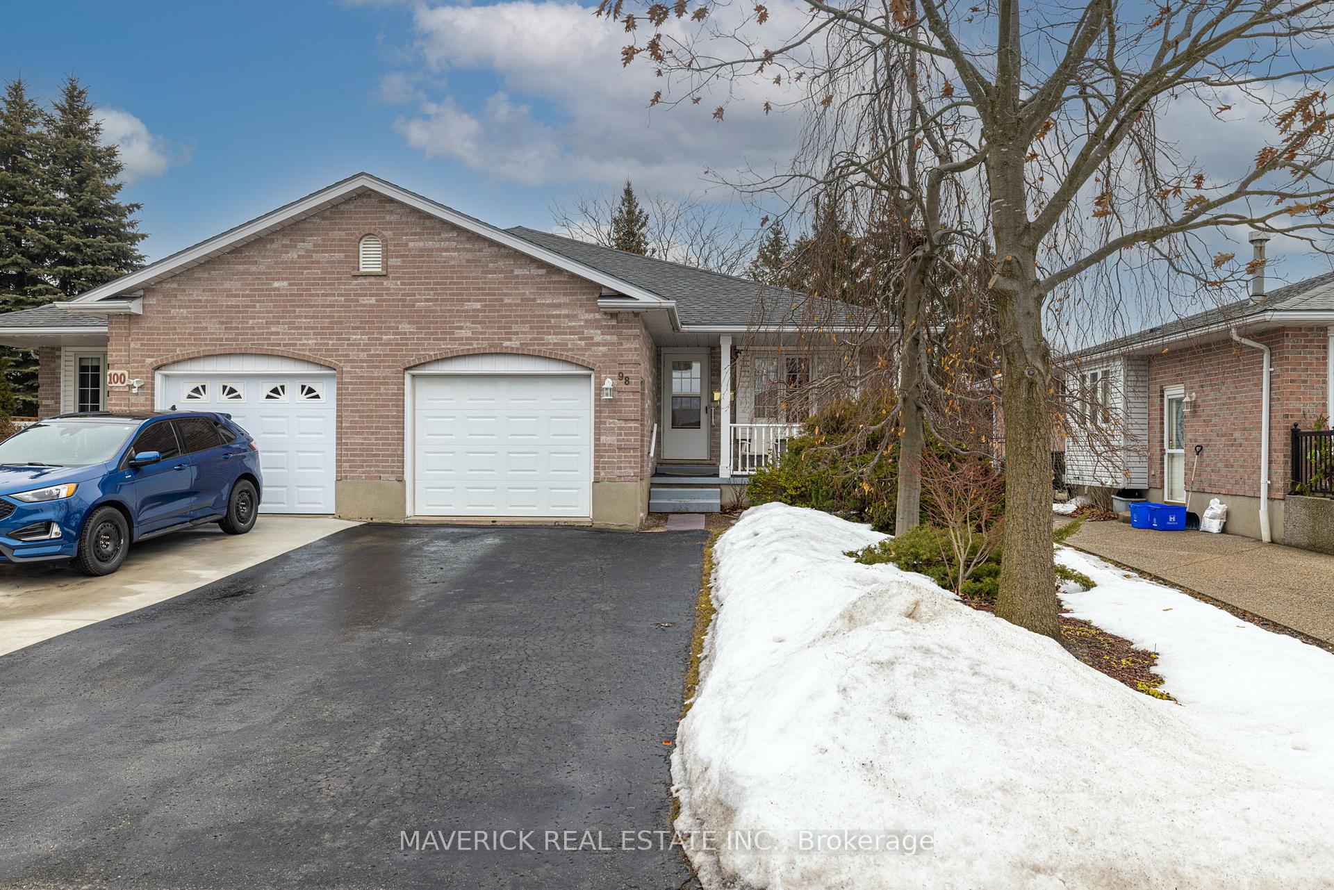 Photo 2 of 98 Carrie Crescent, St. Thomas — HOMEH