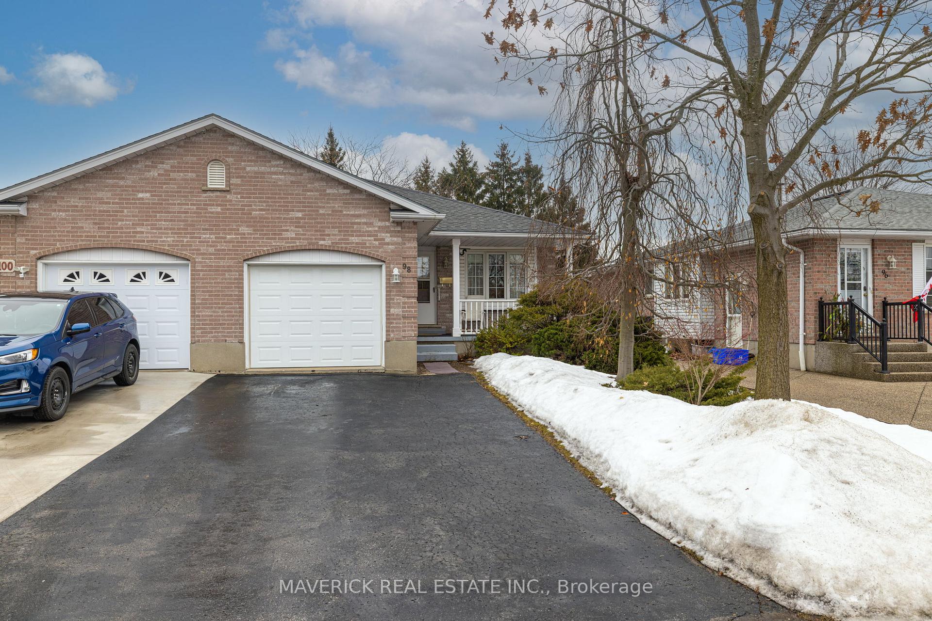 Photo 3 of 98 Carrie Crescent, St. Thomas — HOMEH