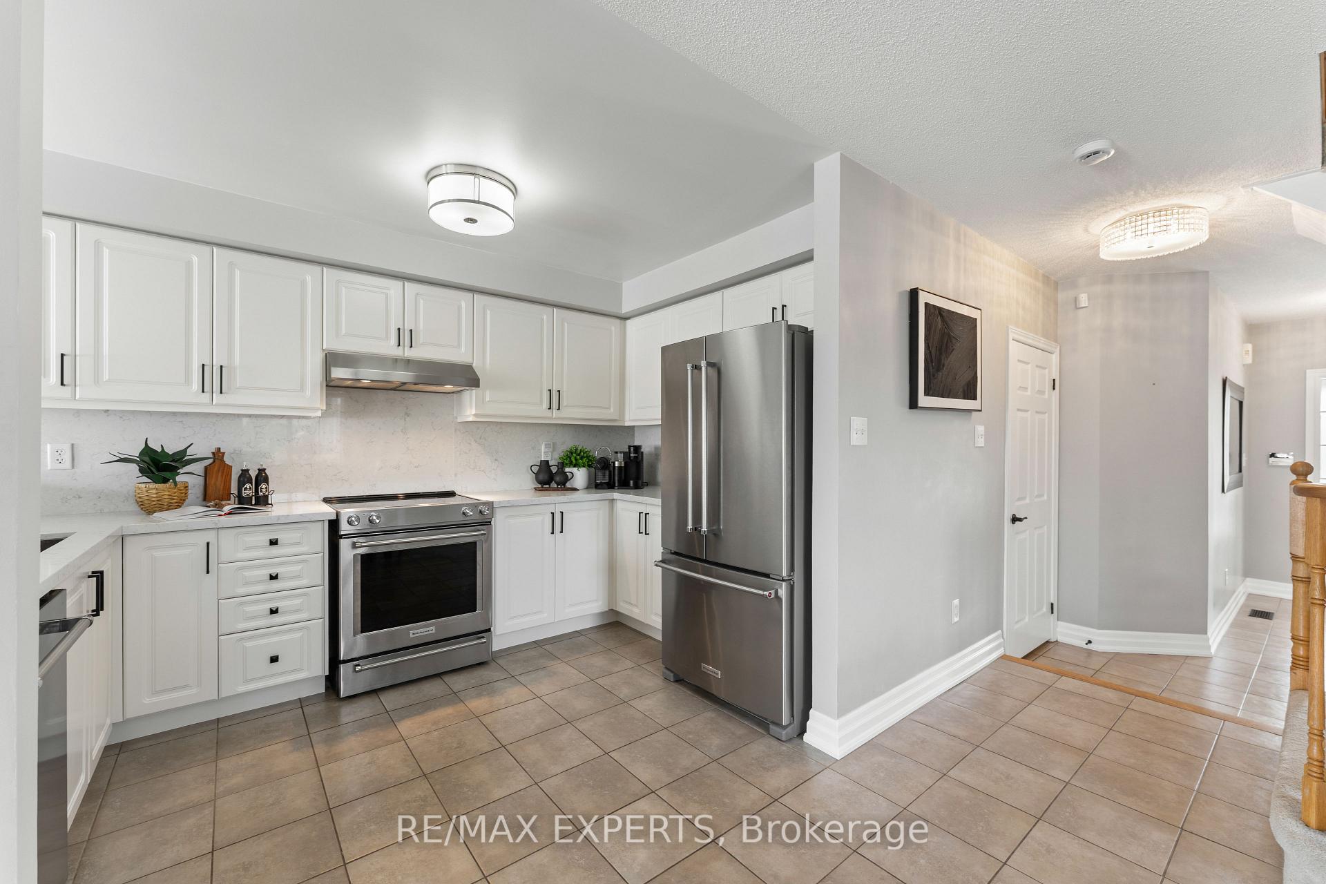 Photo 3 of 20 Aida Court, Caledon, Bolton West — HOMEH