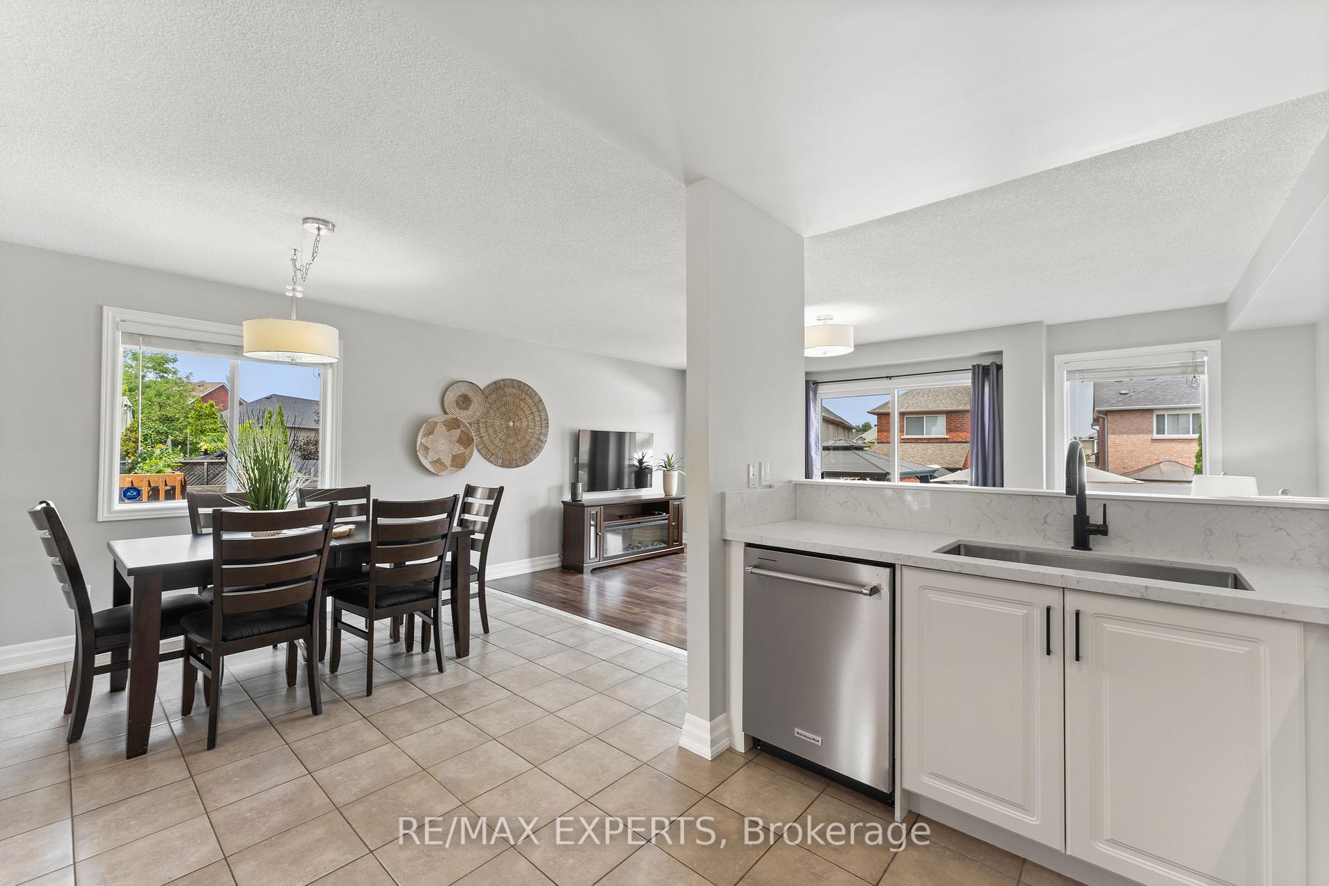 Photo 7 of 20 Aida Court, Caledon, Bolton West — HOMEH