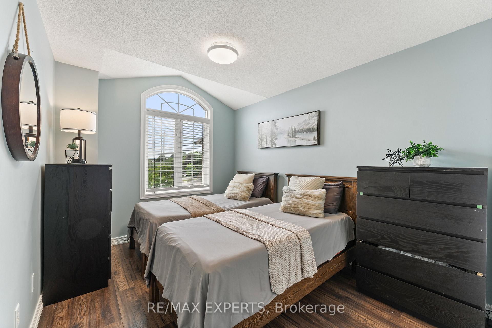 Photo 13 of 20 Aida Court, Caledon, Bolton West — HOMEH