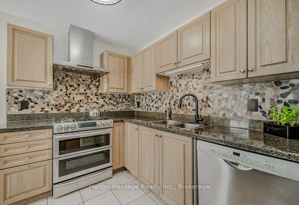 Photo 8 of 57 Longyear Drive, Hamilton, Waterdown — HOMEH