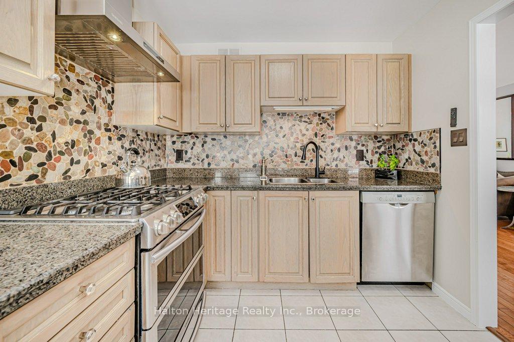 Photo 9 of 57 Longyear Drive, Hamilton, Waterdown — HOMEH