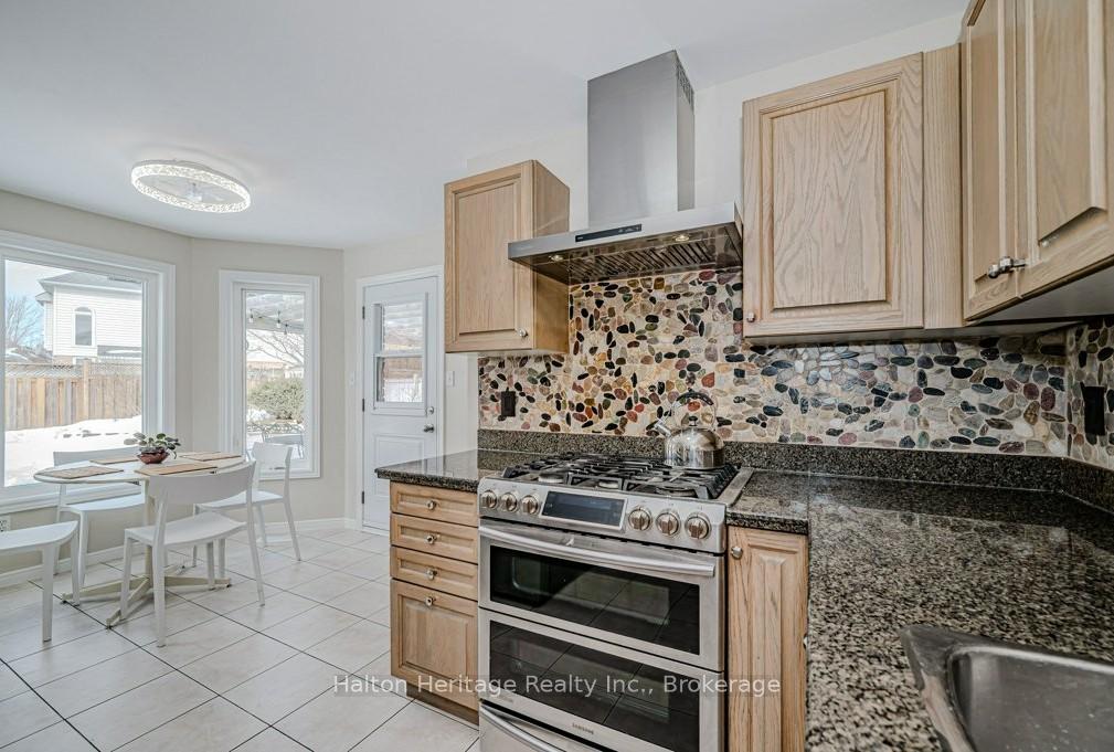 Photo 10 of 57 Longyear Drive, Hamilton, Waterdown — HOMEH