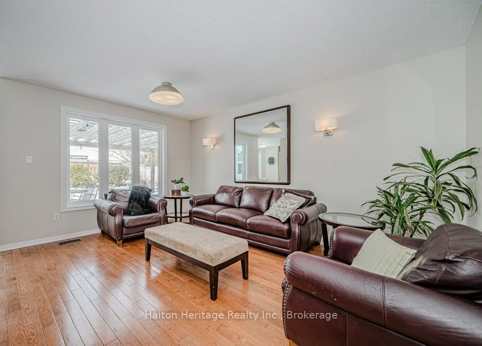 Photo 12 of 57 Longyear Drive, Hamilton, Waterdown — HOMEH