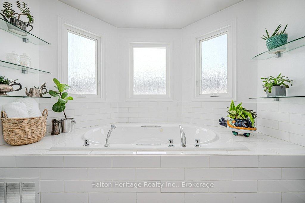 Photo 19 of 57 Longyear Drive, Hamilton, Waterdown — HOMEH
