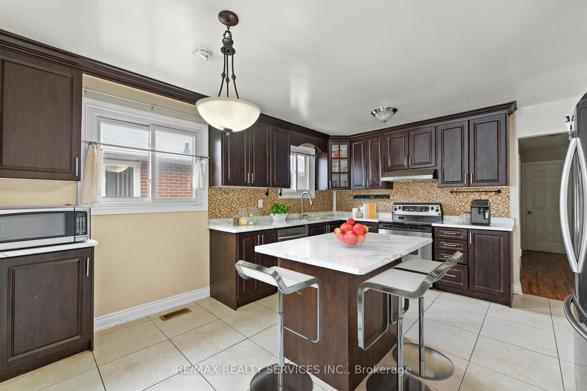 Photo 5 of 10 Royal Salisbury Way, Brampton, Madoc — HOMEH