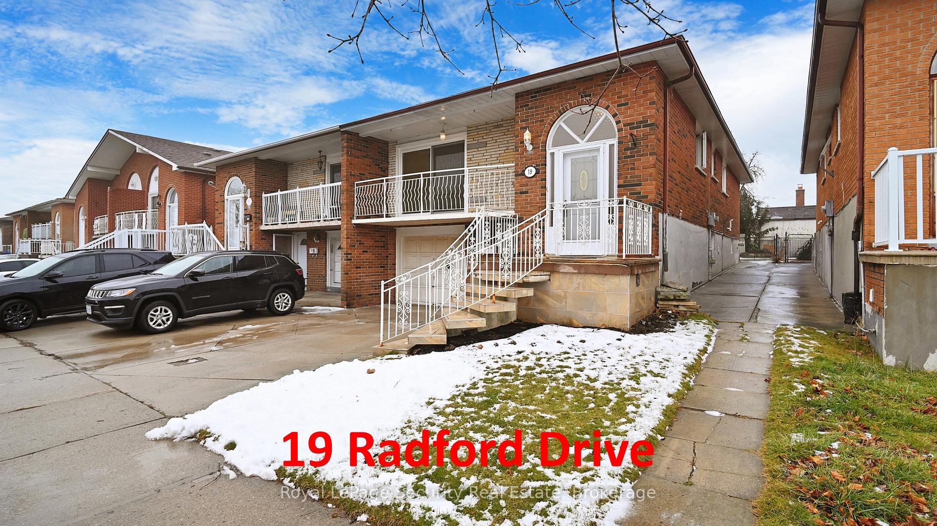 Photo 3 of 19 Radford Drive, Brampton, Brampton North — HOMEH