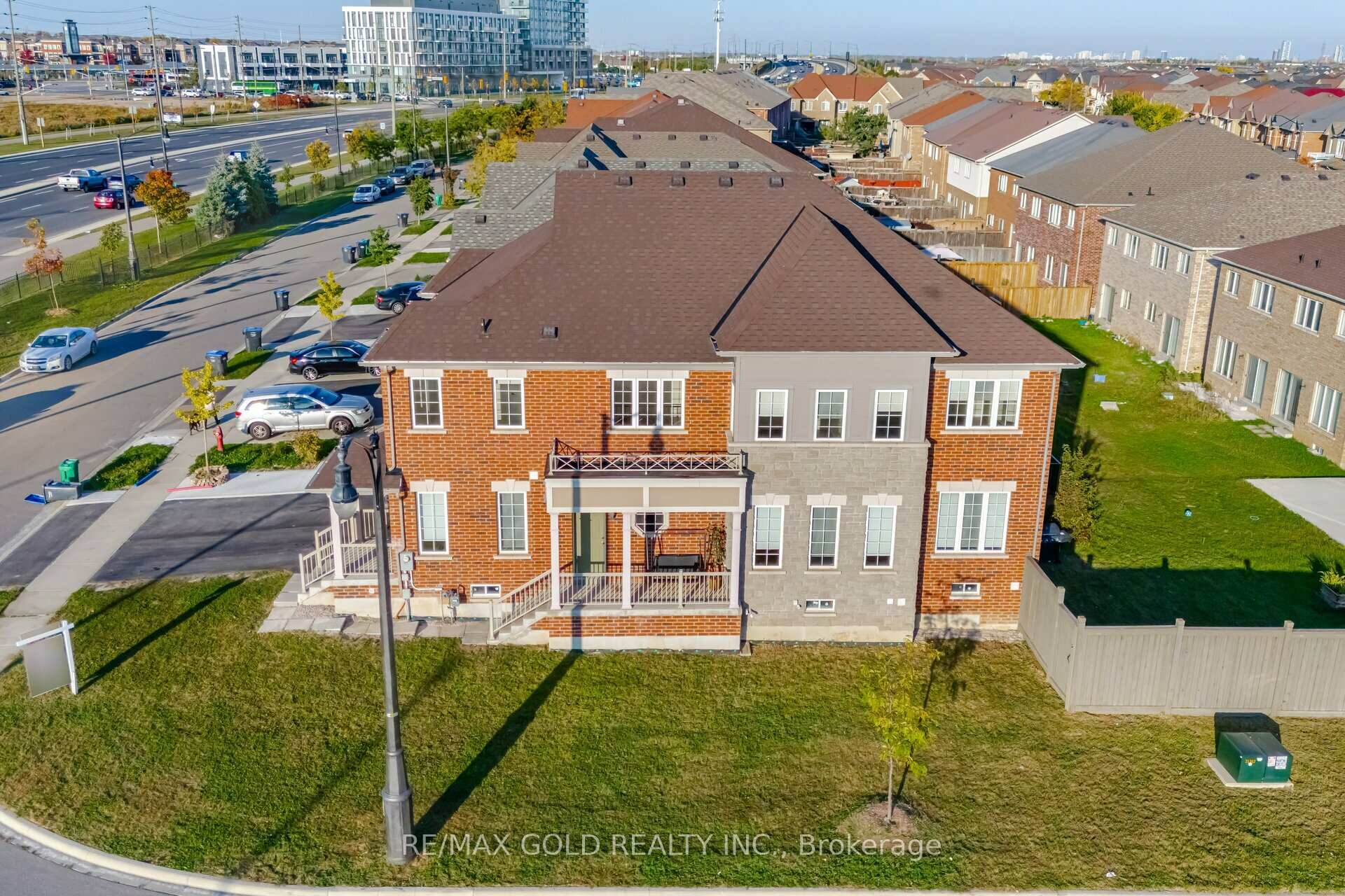 Photo 2 of 63 Frenchpark Circle, Brampton, Credit Valley — HOMEH