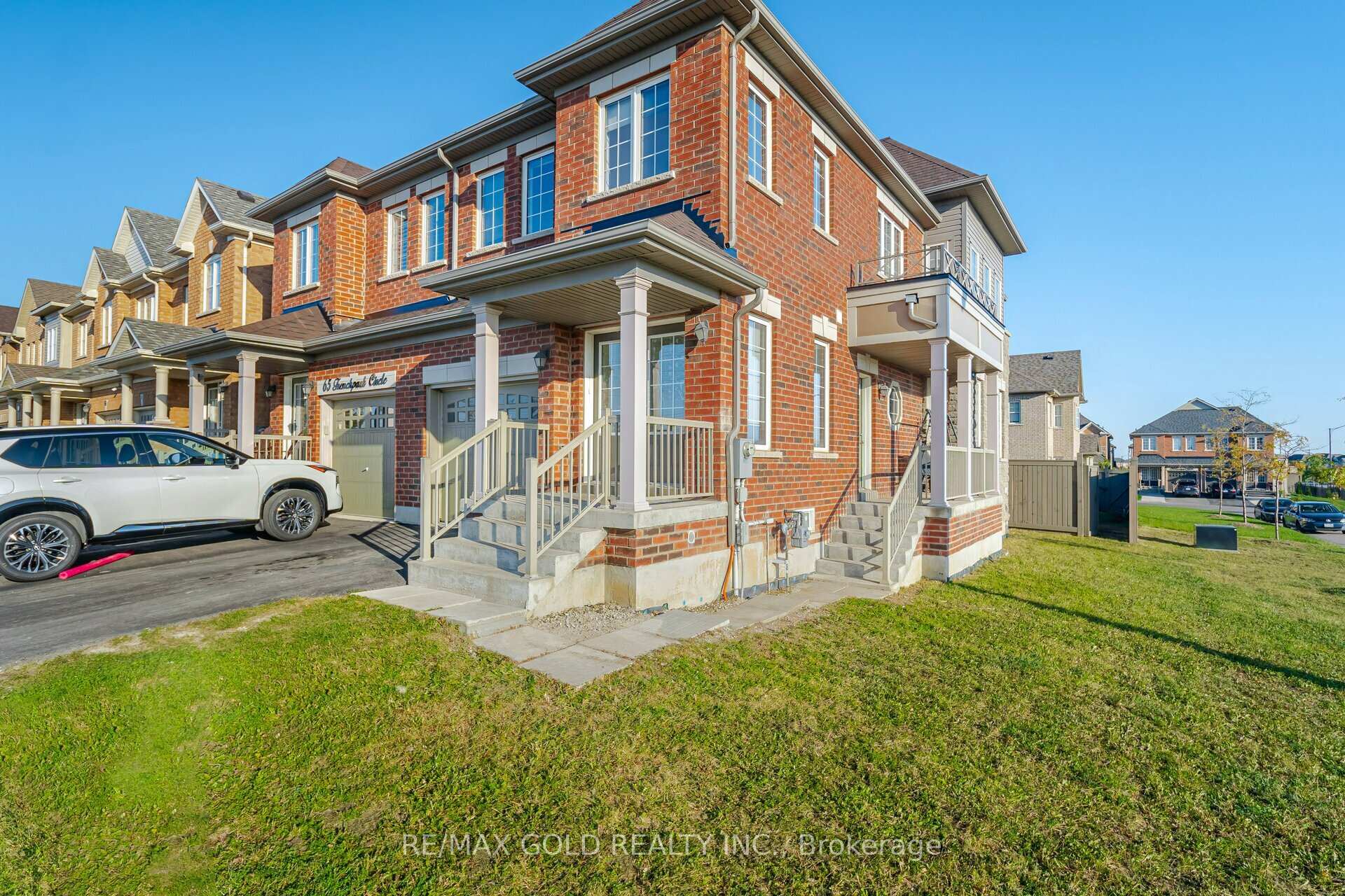 Photo 5 of 63 Frenchpark Circle, Brampton, Credit Valley — HOMEH