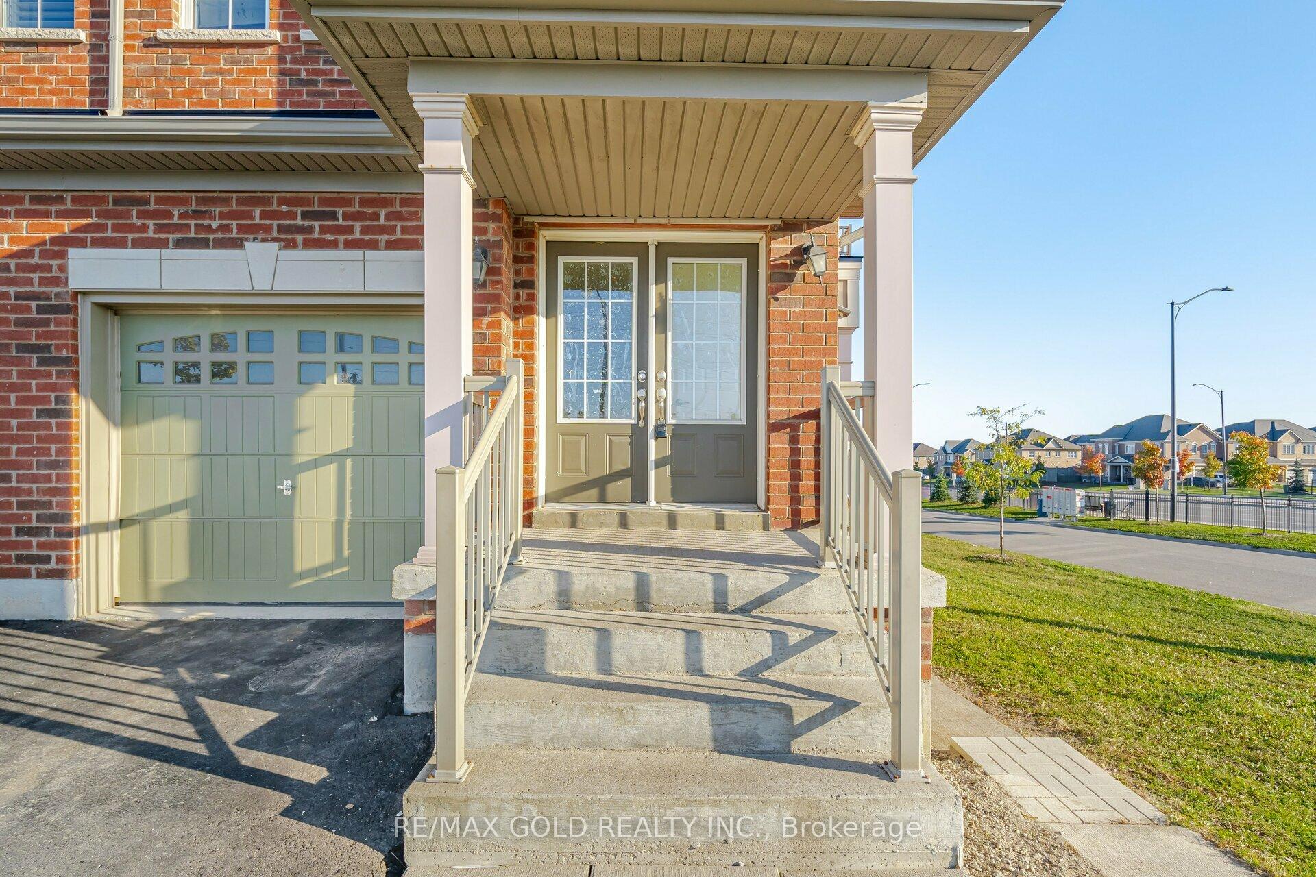 Photo 6 of 63 Frenchpark Circle, Brampton, Credit Valley — HOMEH