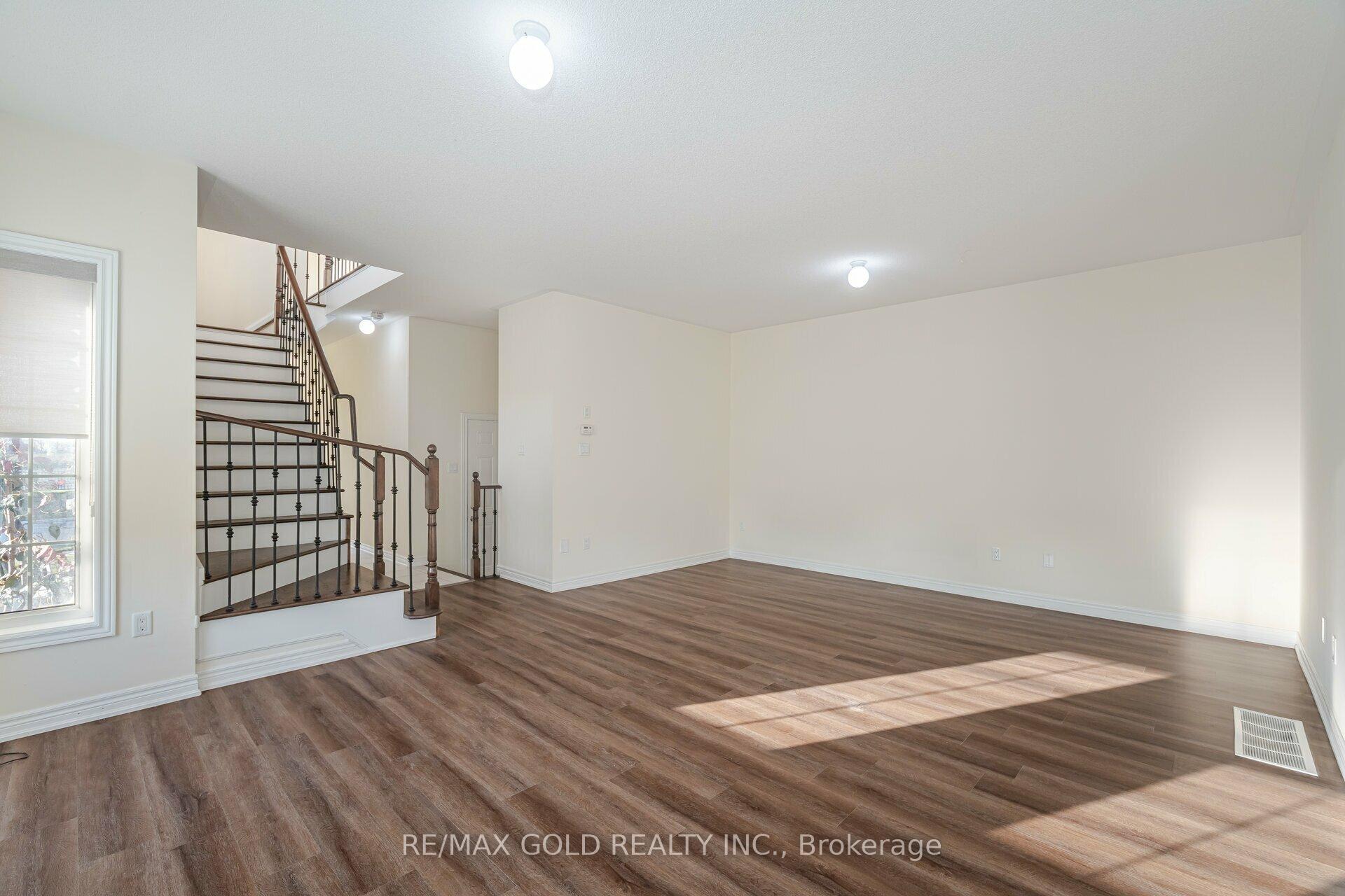 Photo 9 of 63 Frenchpark Circle, Brampton, Credit Valley — HOMEH