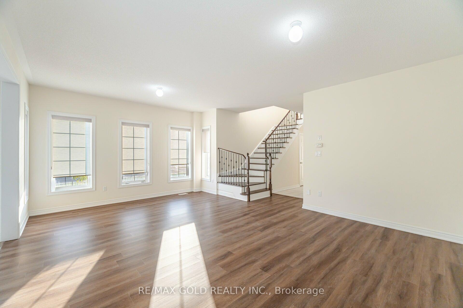 Photo 10 of 63 Frenchpark Circle, Brampton, Credit Valley — HOMEH