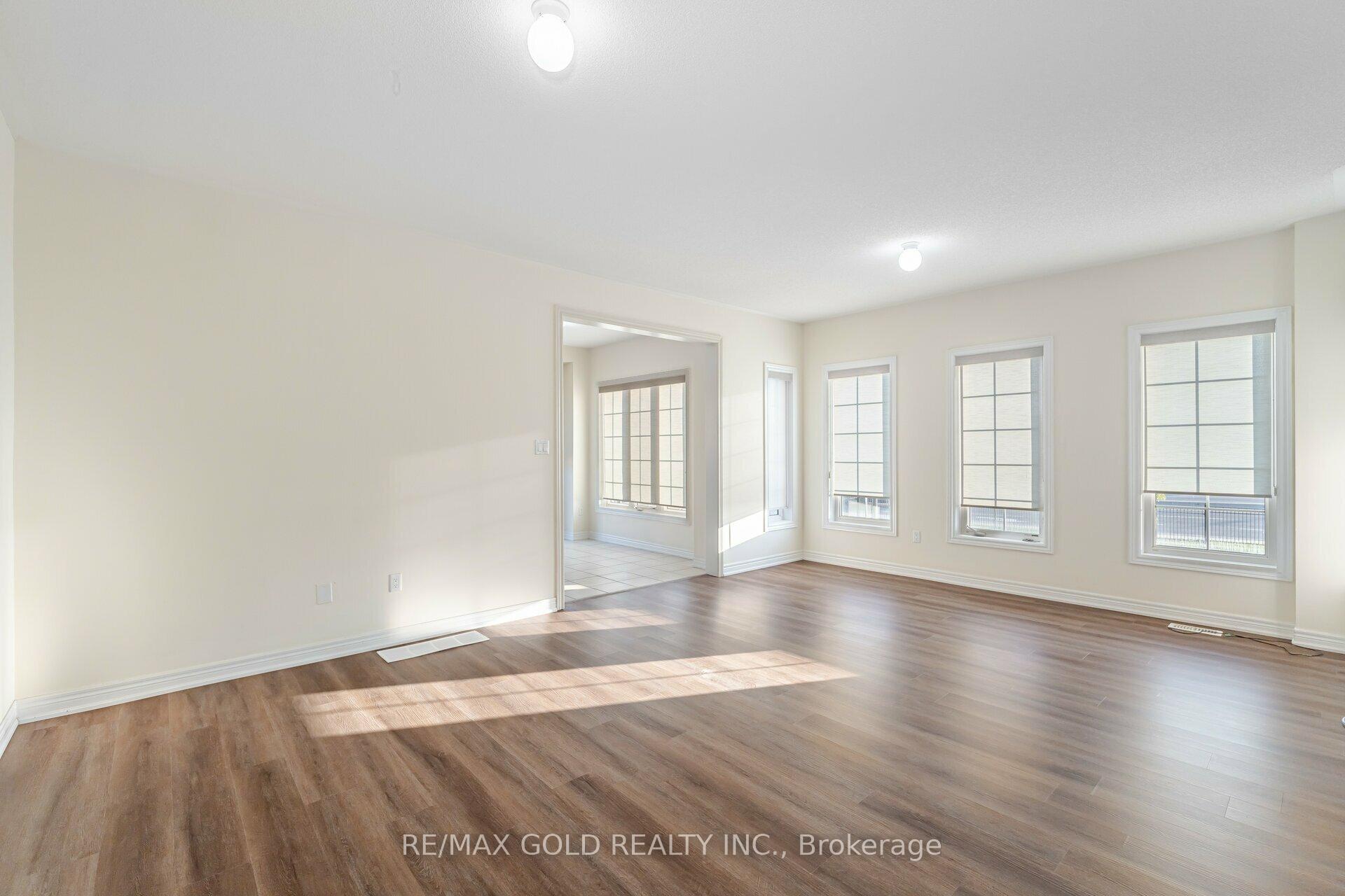 Photo 11 of 63 Frenchpark Circle, Brampton, Credit Valley — HOMEH