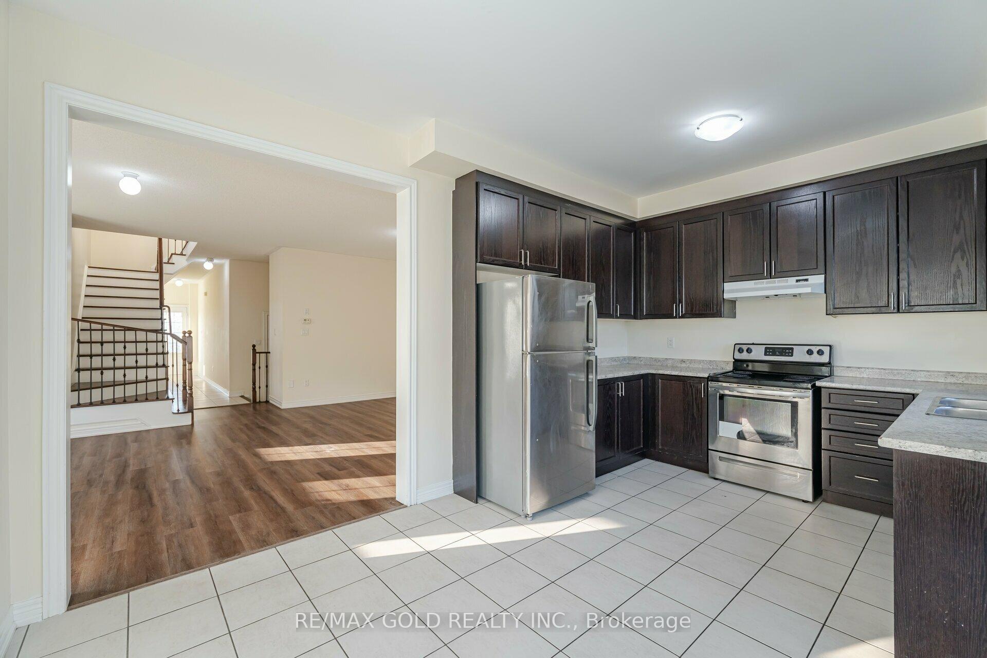 Photo 12 of 63 Frenchpark Circle, Brampton, Credit Valley — HOMEH