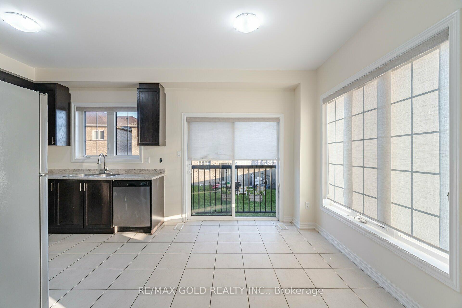 Photo 14 of 63 Frenchpark Circle, Brampton, Credit Valley — HOMEH