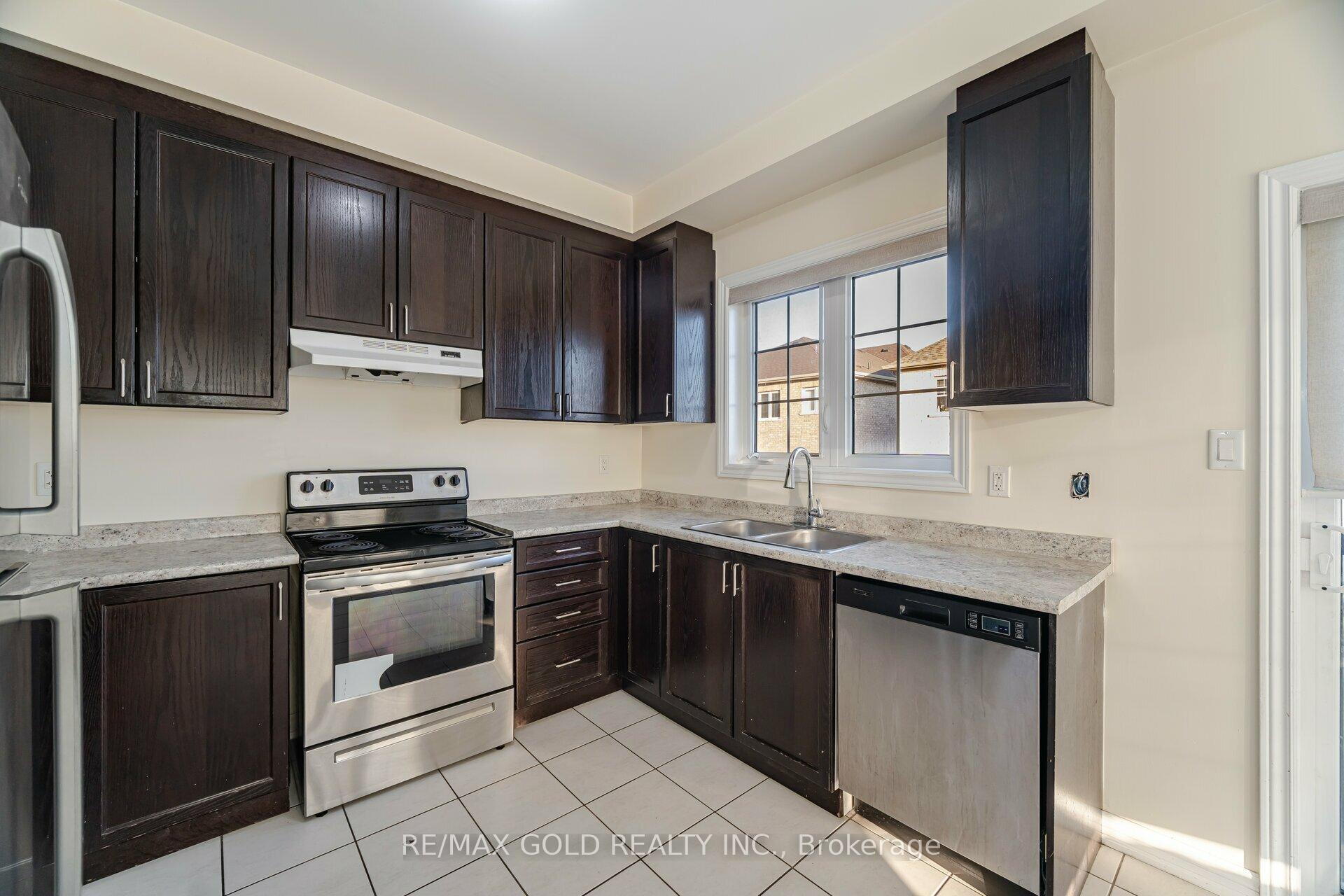 Photo 17 of 63 Frenchpark Circle, Brampton, Credit Valley — HOMEH