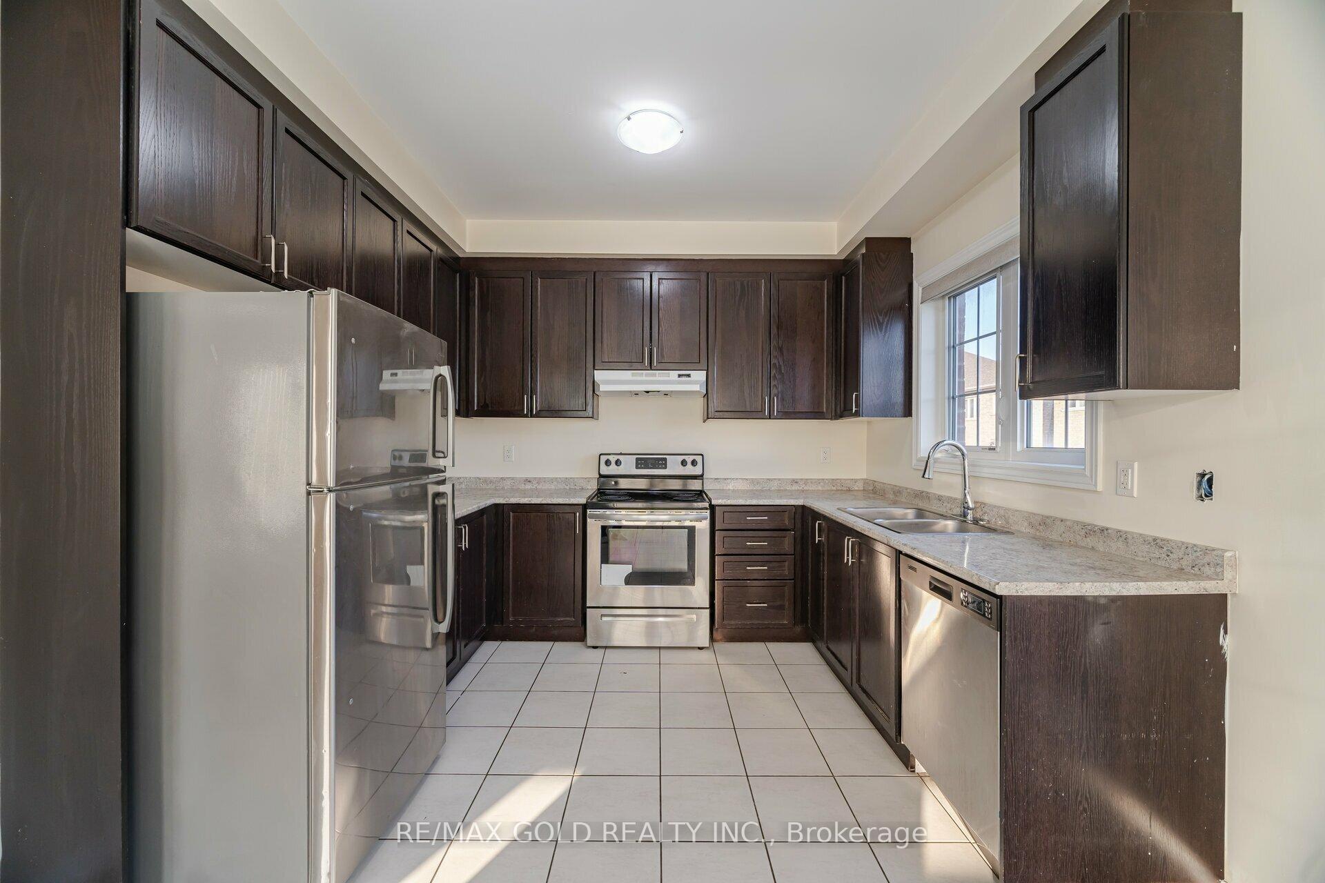 Photo 18 of 63 Frenchpark Circle, Brampton, Credit Valley — HOMEH