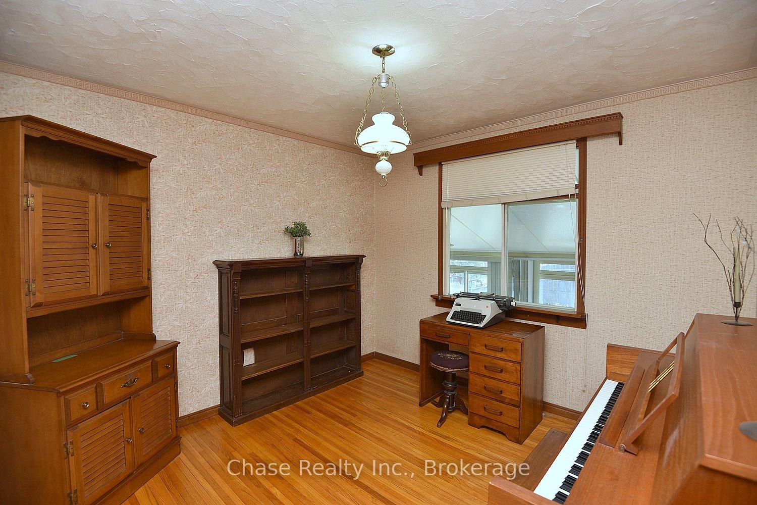 Photo 12 of 20 Lorne Avenue, Hamilton, Ancaster — HOMEH