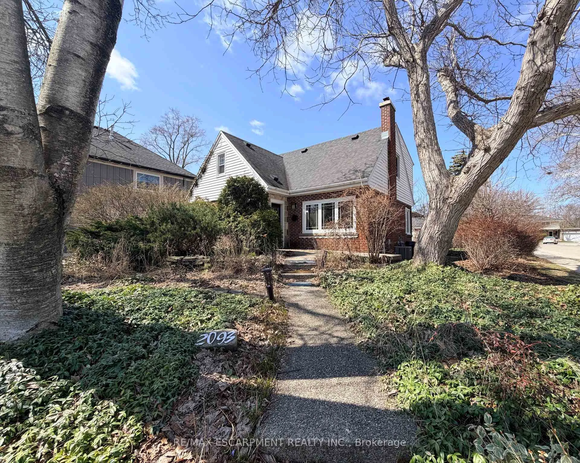 Front of 2093 Victoria Avenue