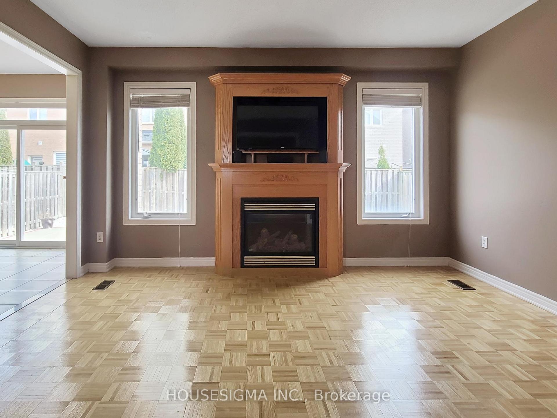 Photo 4 of 31 Braddock Drive, Brampton, Fletcher's Meadow — HOMEH
