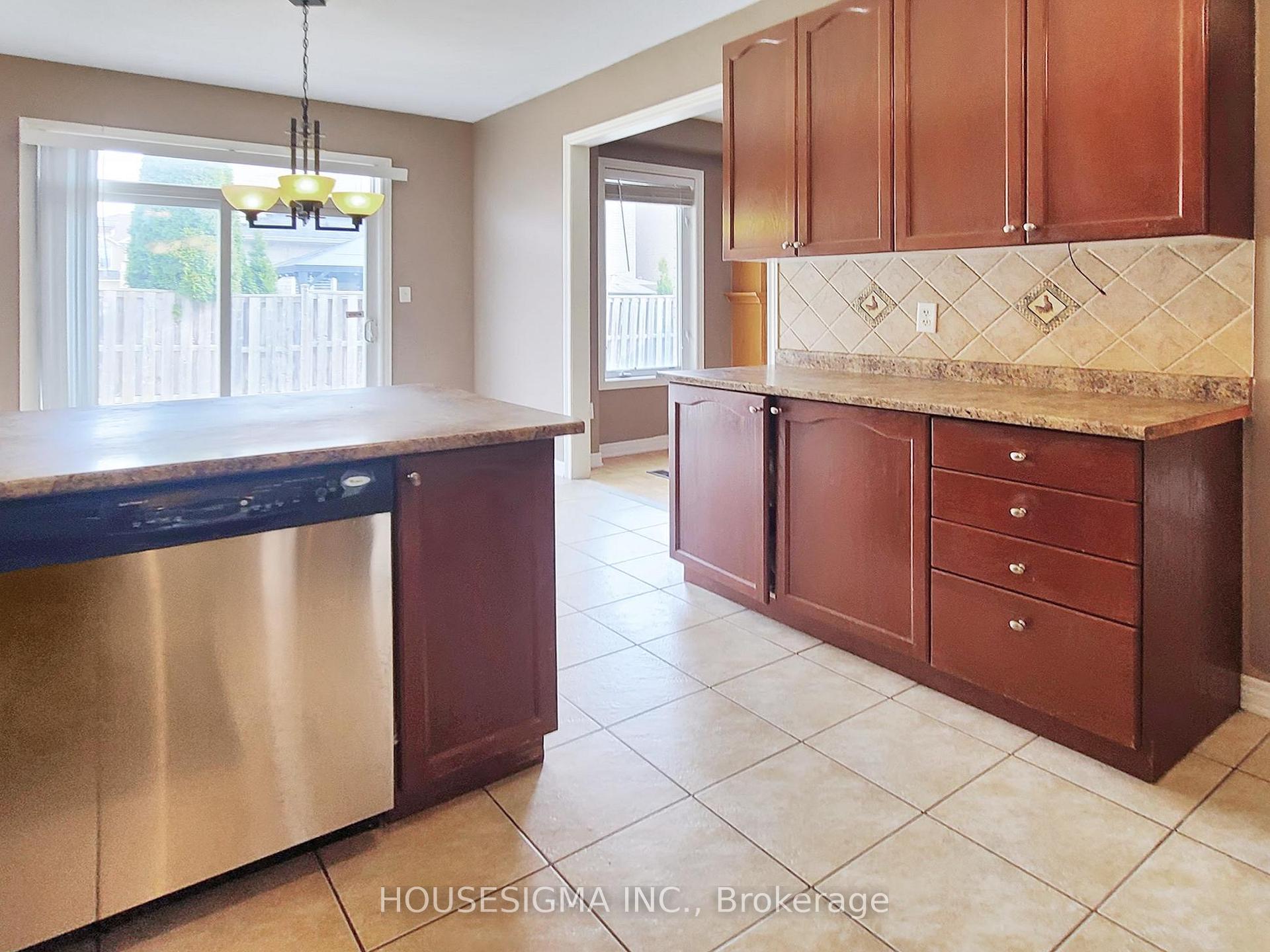 Photo 7 of 31 Braddock Drive, Brampton, Fletcher's Meadow — HOMEH