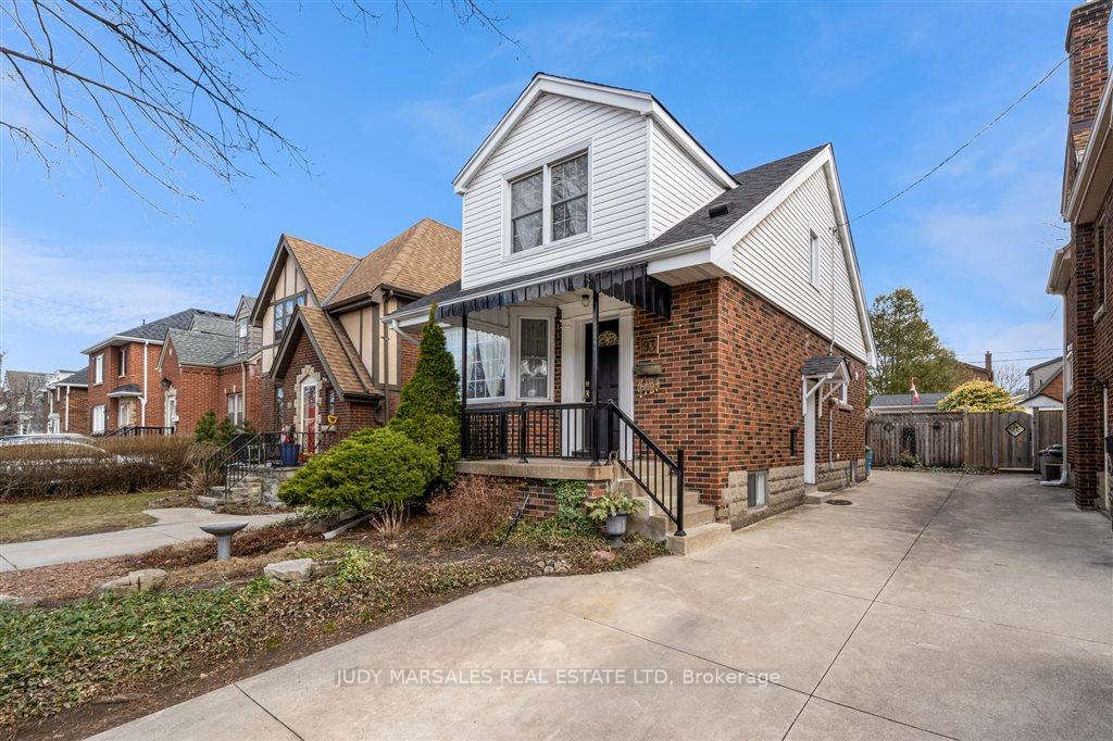 Photo 2 of 93 Edgemont Street S, Hamilton, Delta — HOMEH