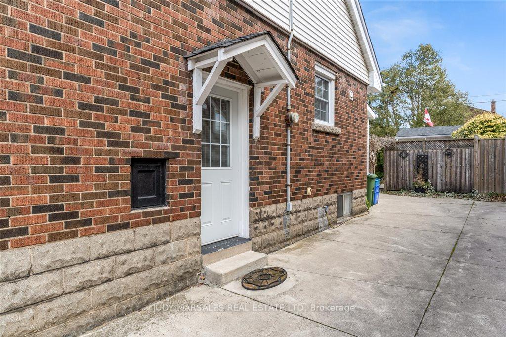 Photo 3 of 93 Edgemont Street S, Hamilton, Delta — HOMEH