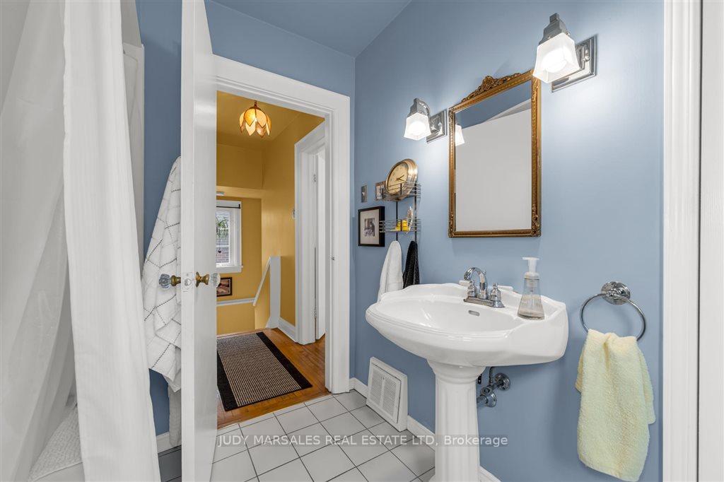 Photo 13 of 93 Edgemont Street S, Hamilton, Delta — HOMEH