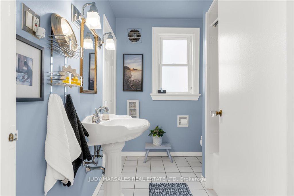 Photo 14 of 93 Edgemont Street S, Hamilton, Delta — HOMEH