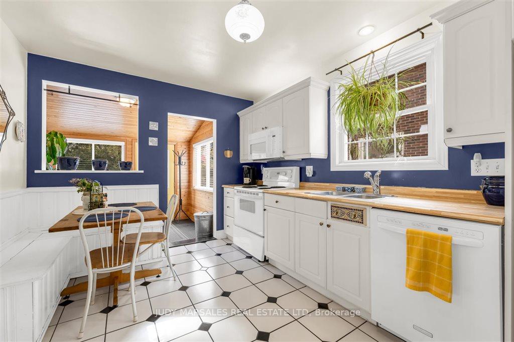Photo 24 of 93 Edgemont Street S, Hamilton, Delta — HOMEH
