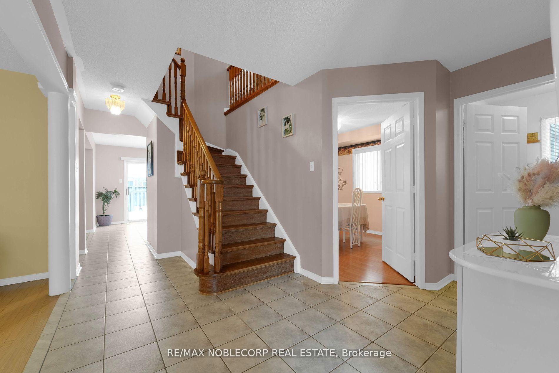 Photo 4 of 75 Red Maple Drive, Brampton, Brampton West — HOMEH