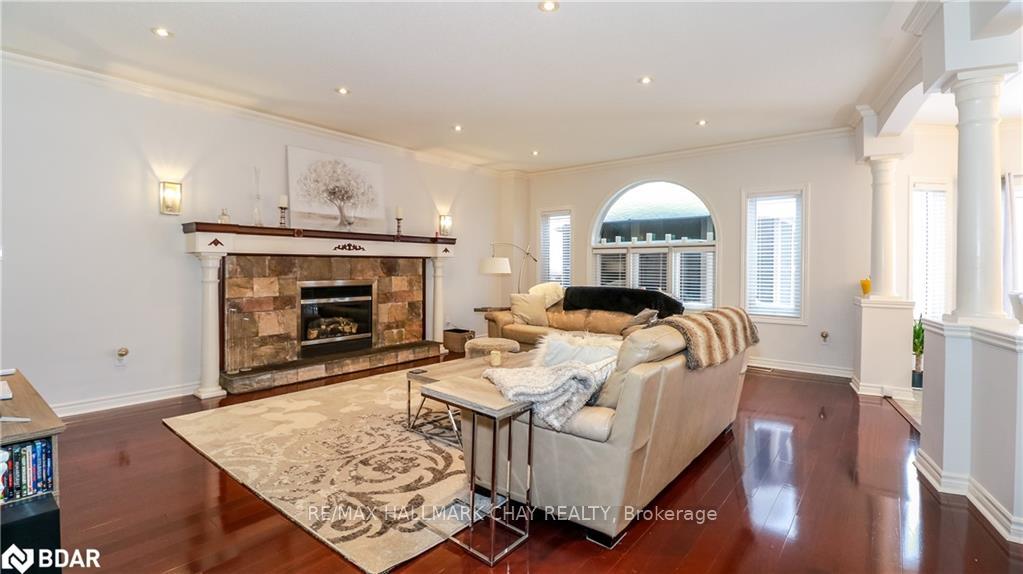 Photo 5 of 33 Pinecliff Crescent, Barrie, Ardagh — HOMEH